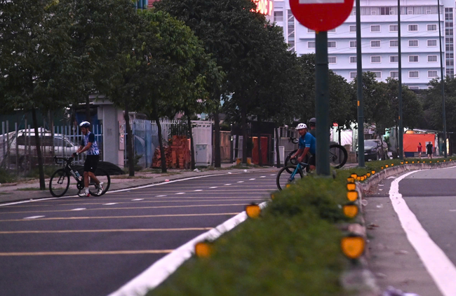 Phóng xe đạp vèo vèo trong làn ô tô ở đường Phạm Văn Đồng rồi vác xe qua con lươn tháo chạy khi thấy CSGT - Ảnh 1.