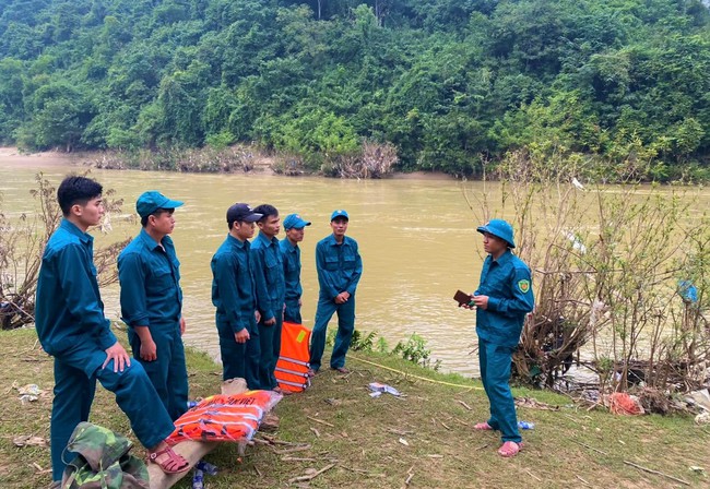 Dân bản trắng đêm tìm kiếm hai học sinh mất tích trên sông Nậm Mộ- Ảnh 2.