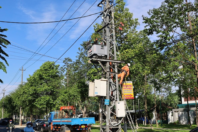 Quảng Ngãi: Ngành điện đâu tư hơn ngàn tỷ đồng cho hạ tầng lưới điện phục vụ phát triển kinh tế - xã hội - Ảnh 2.