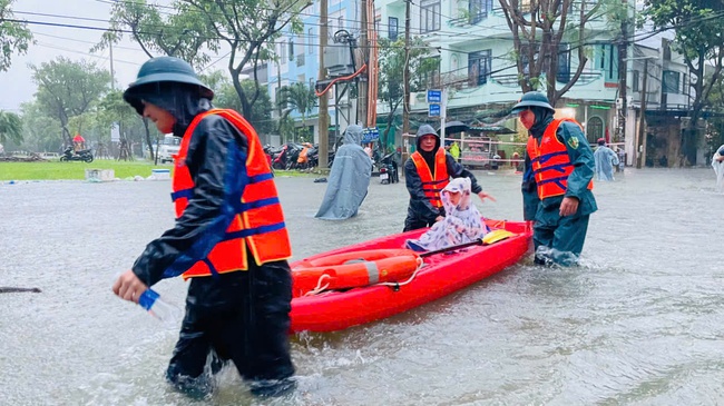 Đà Nẵng mưa lớn, nhiều nơi đã phải bơi thuyền, di dời dân - Ảnh 1.