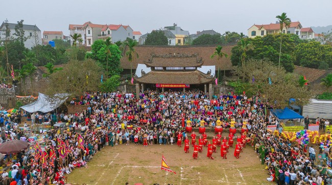 Ngôi đình đẹp nhất xứ Đoài: Huyền tích vợ chồng hiếm muộn sinh Tam thánh - Ảnh 6.