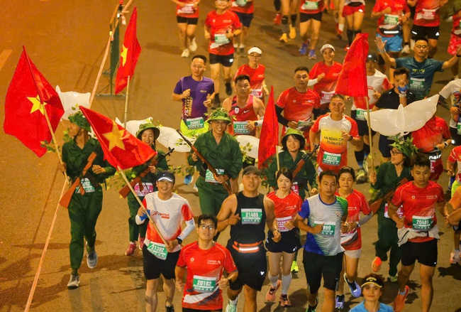 Viettel Marathon 2024 chặng Việt Nam: Bội thu kỷ lục trên cung đường full marathon mới - Ảnh 1.