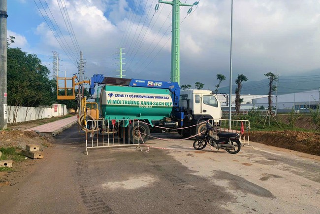 Nghệ An: Tranh chấp mức phí, chủ đầu tư Khu công nghiệp Hoàng Mai I chặn cổng doanh nghiệp- Ảnh 1.