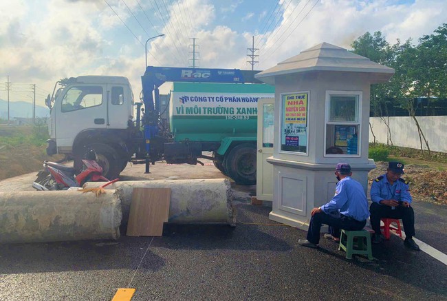 Nghệ An: Tranh chấp mức phí, chủ đầu tư Khu công nghiệp Hoàng Mai I chặn cổng doanh nghiệp- Ảnh 2.