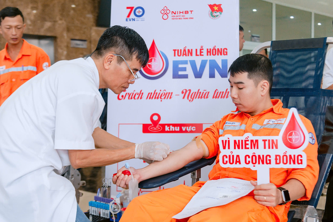 CBCNV Điện lực Thừa Thiên Huế hiến 193 đơn vị máu nhân Tuần lễ hồng EVN lần thứ X năm 2024 - Ảnh 2.