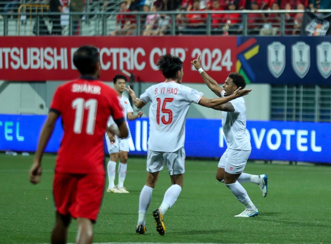 Highlight Singapore 0-2 Việt Nam: Nguyễn Xuân Son lại “gánh team" - Ảnh 1.