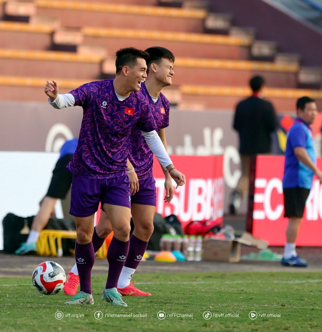 HLV Kim Sang-sik yêu cầu Tiến Linh học theo... Nguyễn Xuân Son - Ảnh 4.