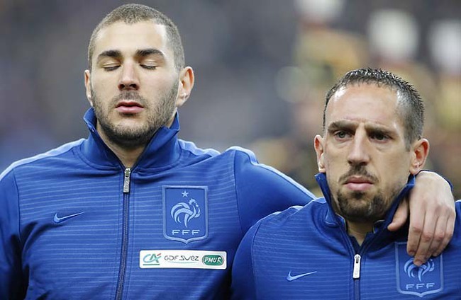 Karim Benzema “bắt tay" Franck Ribery, quan hệ với gái làng chơi 17 tuổi - Ảnh 1.