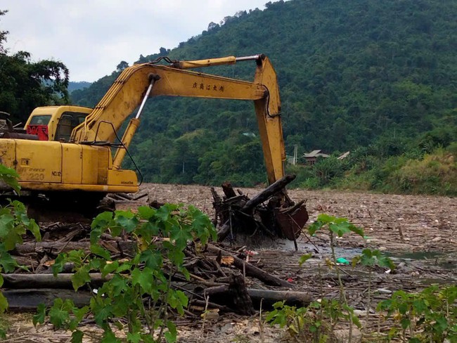 Rác phủ kín con sông đổ về hồ thủy điện lớn nhất Bắc Trung Bộ, công nhân đang tất bật thu dọn - Ảnh 4.