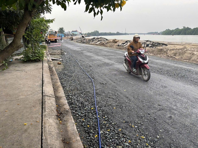 Long An Nhà thầu thảm bê tông nhựa đoạn bị sụt lún ven sông Cần Giuộc dài 200 m đường tỉnh 826C  - Ảnh 1.