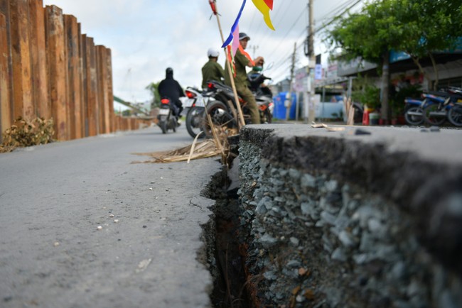 Long An Nhà thầu thảm bê tông nhựa đoạn bị sụt lún ven sông Cần Giuộc dài 200 m đường tỉnh 826C  - Ảnh 2.