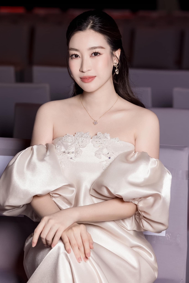 Hoa hậu Đỗ Mỹ Linh mặc áo dài xinh đẹp như mộng đón Tết Nguyên đán 2024- Ảnh 7.