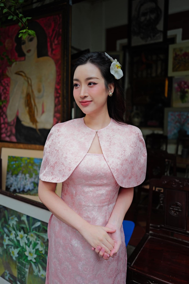 Hoa hậu Đỗ Mỹ Linh mặc áo dài xinh đẹp như mộng đón Tết Nguyên đán 2024- Ảnh 4.