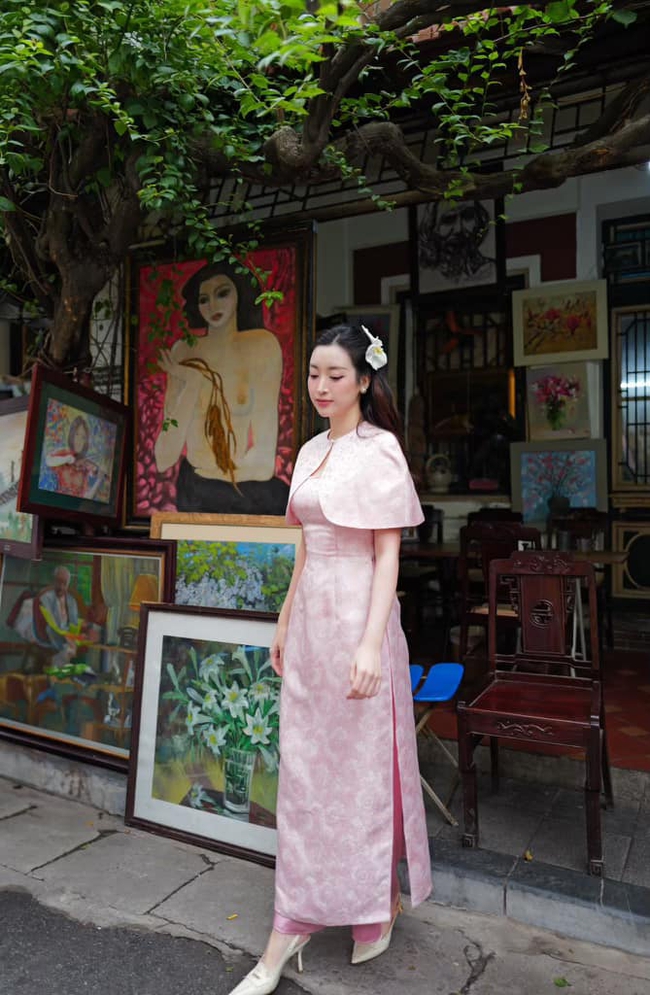 Hoa hậu Đỗ Mỹ Linh mặc áo dài xinh đẹp như mộng đón Tết Nguyên đán 2024- Ảnh 2.