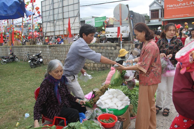 Chợ huyện "độc nhất vô nhị" ở Bình Định, chỉ họp duy nhất ngày Mùng 1 Tết Nguyên đán- Ảnh 16.