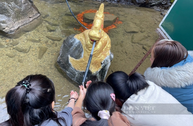 Thanh Hóa: Hàng nghìn du khách kéo về Phủ Na, chen chân xin "nước thánh" cầu may ngày đầu xuân- Ảnh 6.