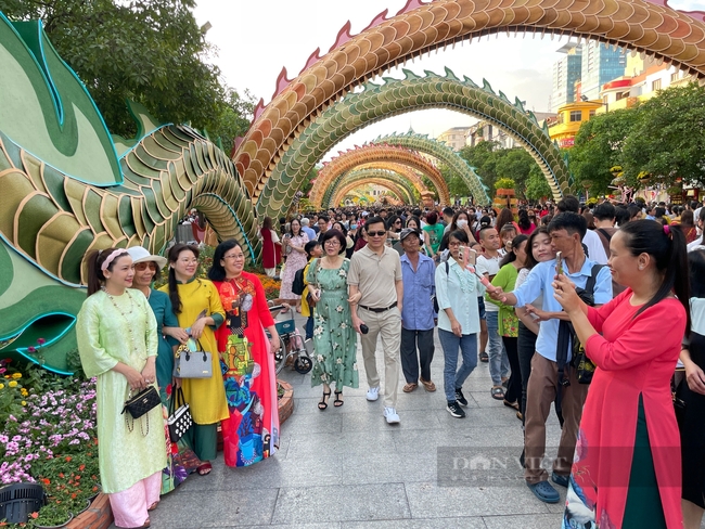 Khách du xuân đổ đến đường hoa Nguyễn Huệ cho kịp trước khi đóng cửa- Ảnh 8.