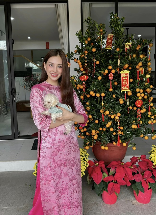 Hoa hậu tuổi Canh Thìn Trần Tiểu Vy: "Tôi mang tiền về cho mẹ thay vì mang chàng rể"- Ảnh 1.