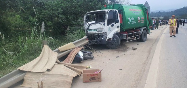 Đi xe máy ngược chiều trên cao tốc Nội Bài - Lào Cai, 4 người tử vong thương tâm- Ảnh 1.