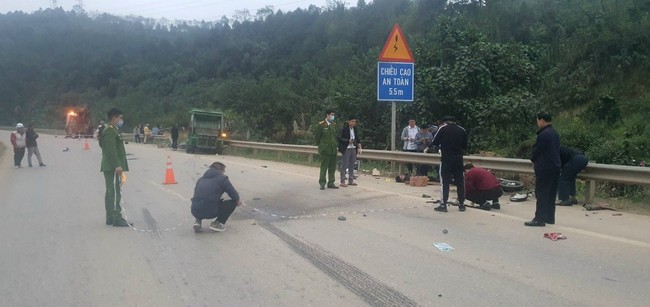 Đi xe máy ngược chiều trên cao tốc Nội Bài - Lào Cai, 4 người tử vong thương tâm- Ảnh 5.