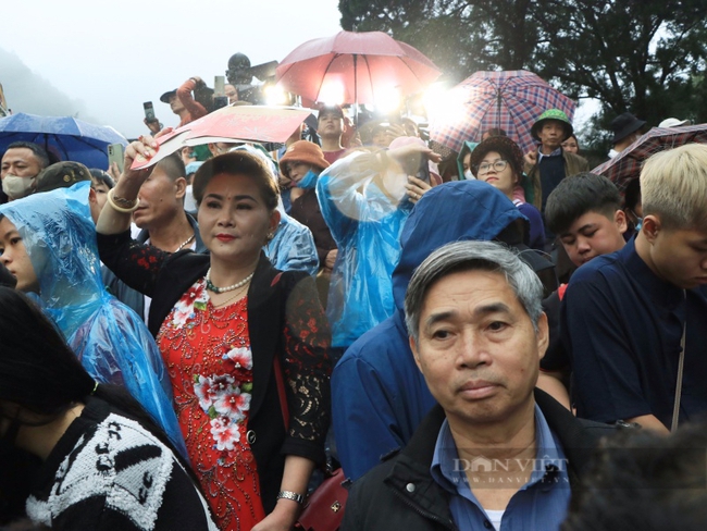 Hàng nghìn người đội mưa, tranh nhau hứng tiền "lộc" tại lễ khai hội chùa Hương 2024- Ảnh 3.