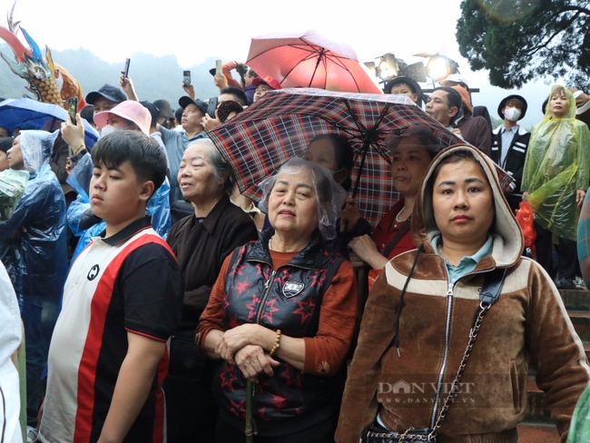 Hàng nghìn người đội mưa, tranh nhau hứng tiền "lộc" tại lễ khai hội chùa Hương 2024- Ảnh 4.