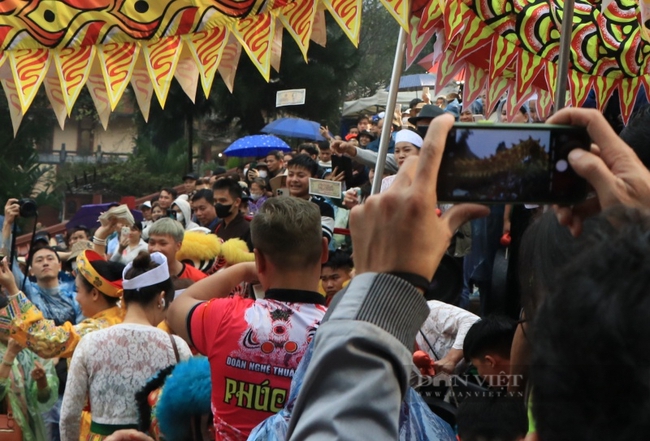 Hàng nghìn người đội mưa, tranh nhau hứng tiền "lộc" tại lễ khai hội chùa Hương 2024- Ảnh 5.