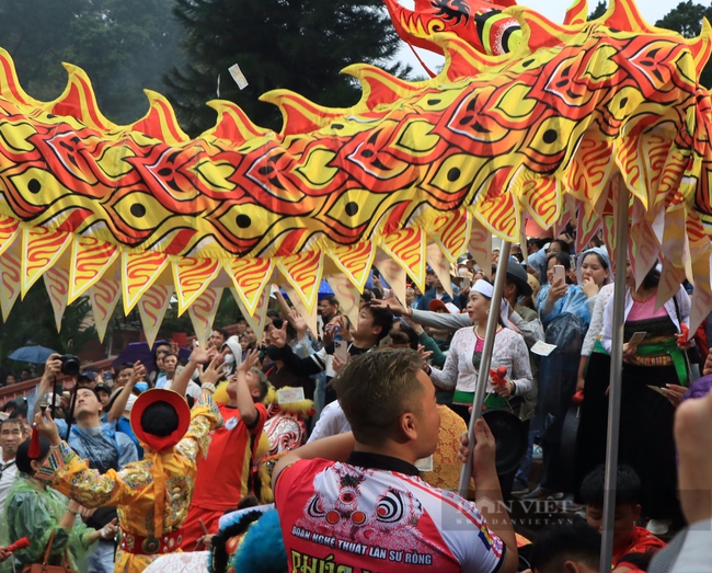 Hàng nghìn người đội mưa, tranh nhau hứng tiền "lộc" tại lễ khai hội chùa Hương 2024- Ảnh 7.