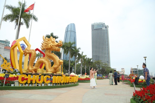 Khách du lịch tăng mạnh, Đà Nẵng giữ lại đường hoa Xuân đến hết Tết Nguyên tiêu- Ảnh 1.