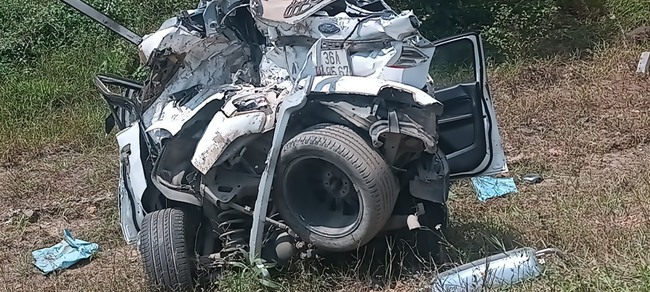Tai nạn liên hoàn trên cao tốc Cam Lộ - La Sơn khiến xe ô tô con bẹp dúm, 3 người thương vong- Ảnh 1.
