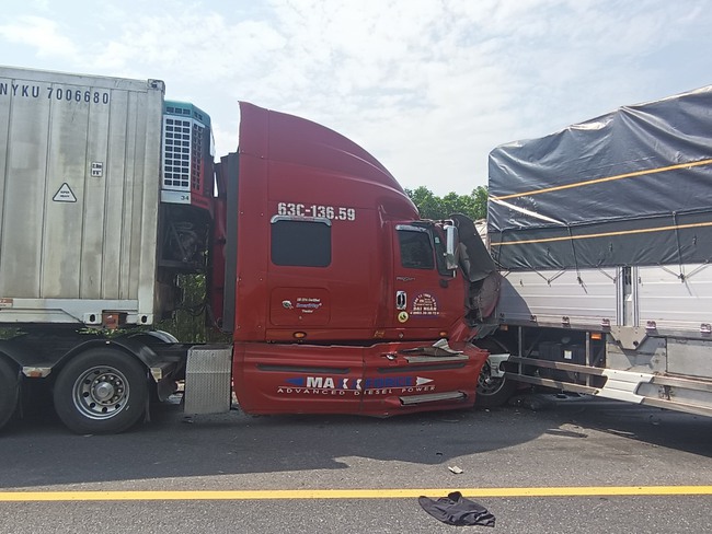 Tai nạn liên hoàn trên cao tốc Cam Lộ - La Sơn khiến xe ô tô con bẹp dúm, 3 người thương vong- Ảnh 3.
