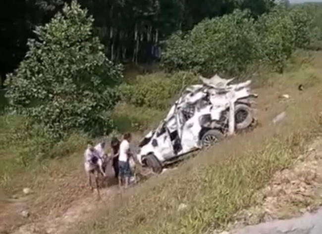 Tai nạn liên hoàn trên cao tốc Cam Lộ - La Sơn khiến xe ô tô con bẹp dúm, 3 người thương vong- Ảnh 2.