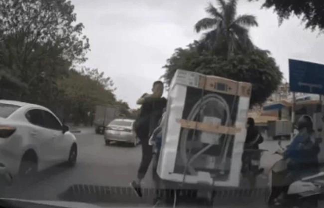 Cảnh sát xác minh vụ tài xế ô tô đấm túi bụi người chở hàng ở Hà Nội- Ảnh 1.