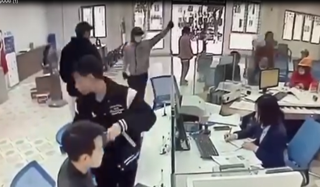 Camera ghi rõ cảnh kẻ cầm dao, đe doạ có chất nổ để cướp ngân hàng ở Cửa Lò- Ảnh 1.