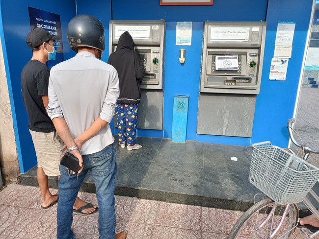 Xử nghiêm các ngân hàng nếu để ATM thiếu tiền dịp Tết- Ảnh 1.