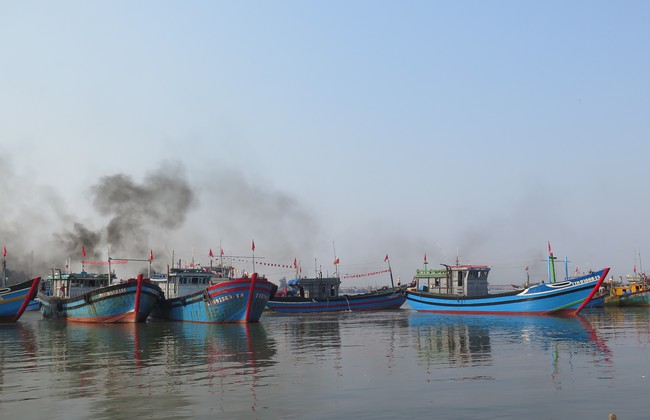 Ngư dân Thừa Thiên Huế xuất quân đánh cá vụ nam, kỳ vọng mùa biển bội thu - Ảnh 2.