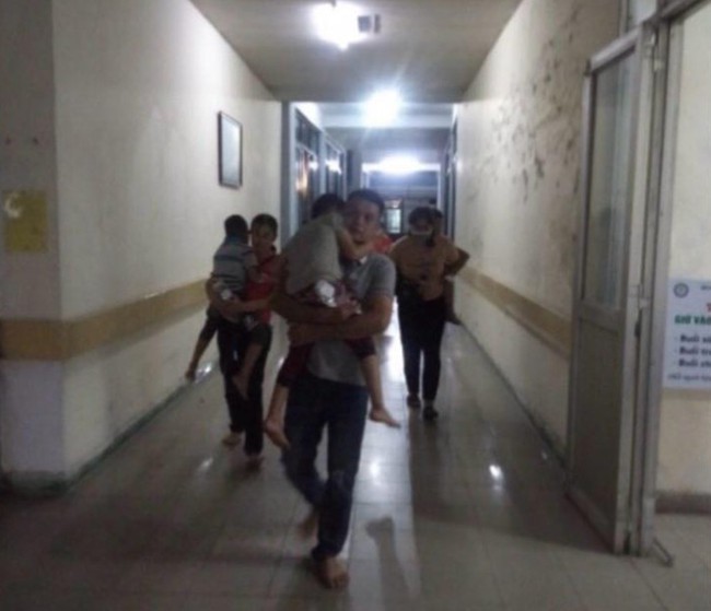 Mua nước ngọt trước cổng trường, 4 học sinh ở Hòa Bình phải nhập viện cấp cứu- Ảnh 1.