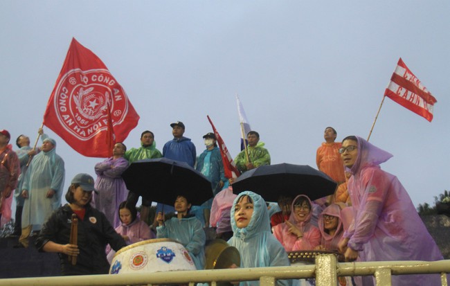 NHM đội mưa "quẩy" hết mình cổ vũ SLNA đấu CLB CAHN- Ảnh 9.