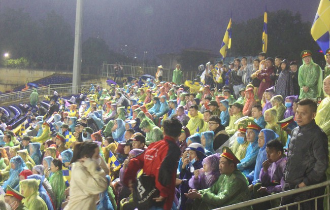 NHM đội mưa "quẩy" hết mình cổ vũ SLNA đấu CLB CAHN- Ảnh 1.