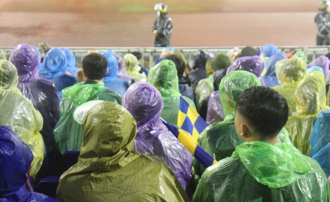 NHM đội mưa "quẩy" hết mình cổ vũ SLNA đấu CLB CAHN- Ảnh 7.