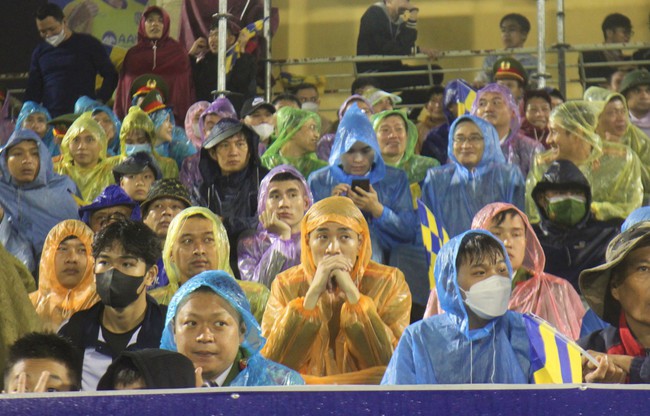 NHM đội mưa "quẩy" hết mình cổ vũ SLNA đấu CLB CAHN- Ảnh 3.