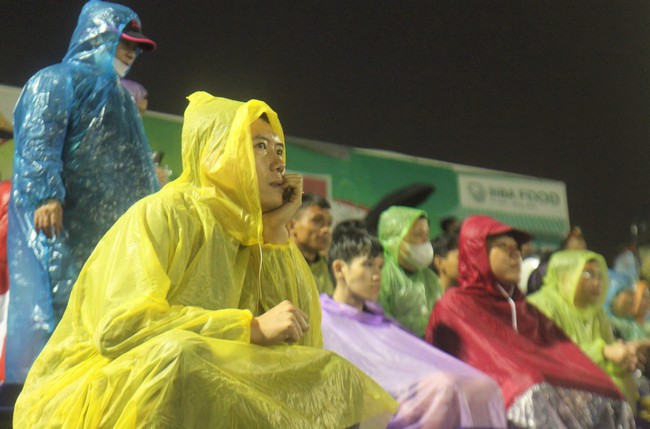 NHM đội mưa "quẩy" hết mình cổ vũ SLNA đấu CLB CAHN- Ảnh 4.