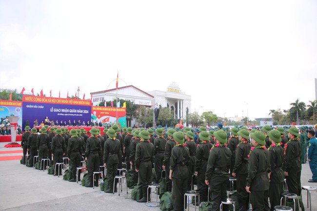 Nữ cử nhân báo chí mang áo dài lên đường nhập ngũ tại Đà Nẵng- Ảnh 2.