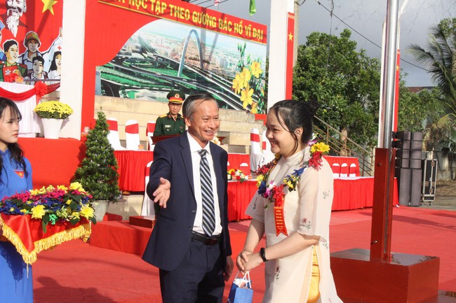 Nữ cử nhân báo chí mang áo dài lên đường nhập ngũ tại Đà Nẵng- Ảnh 1.