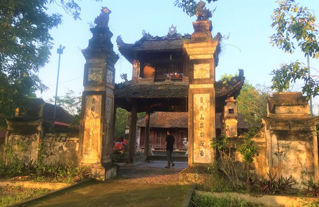 Một làng ở Nghệ An có một ngôi đền cổ, kiến trúc diễm lệ, thiên hạ mê nhất là nghi môn kiểu cung đình- Ảnh 1.