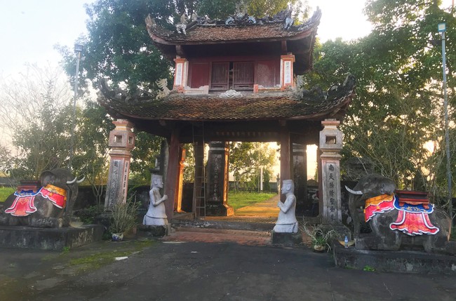Một làng ở Nghệ An có một ngôi đền cổ, kiến trúc diễm lệ, thiên hạ mê nhất là nghi môn kiểu cung đình- Ảnh 3.