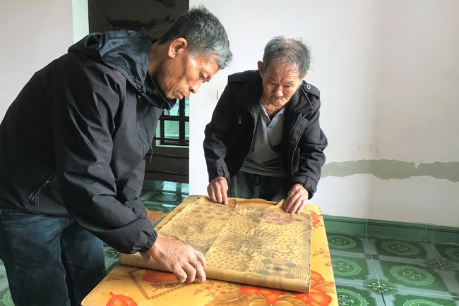 Chiếc tráp gỗ cổ xưa của dòng họ Phạm ở Nghệ An, mở ra mới biết là "báu vật" vua ban- Ảnh 4.