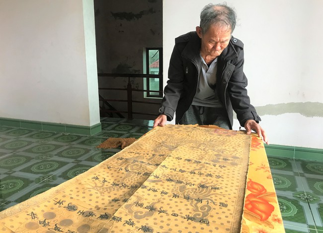 Chiếc tráp gỗ cổ xưa của dòng họ Phạm ở Nghệ An, mở ra mới biết là "báu vật" vua ban- Ảnh 9.