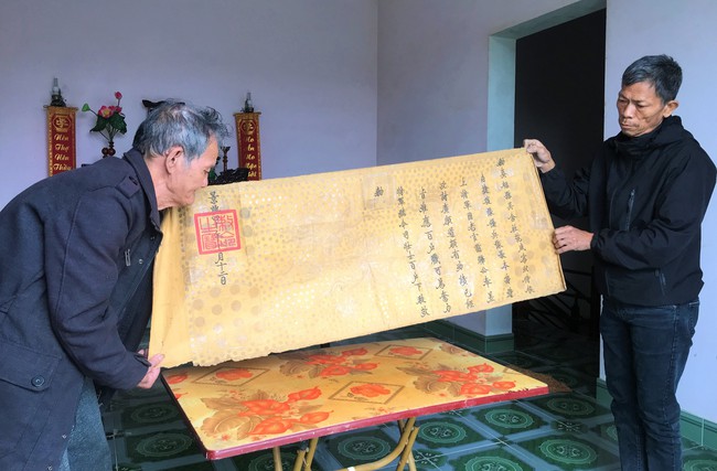 Chiếc tráp gỗ cổ xưa của dòng họ Phạm ở Nghệ An, mở ra mới biết là "báu vật" vua ban- Ảnh 10.