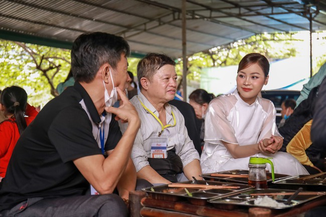 Khoảnh khắc Á hậu Bùi Khánh Linh, Đào Thị Hiền rạng rỡ ăn mừng sau "bữa cơm tất niên" với bệnh nhân nghèo- Ảnh 8.